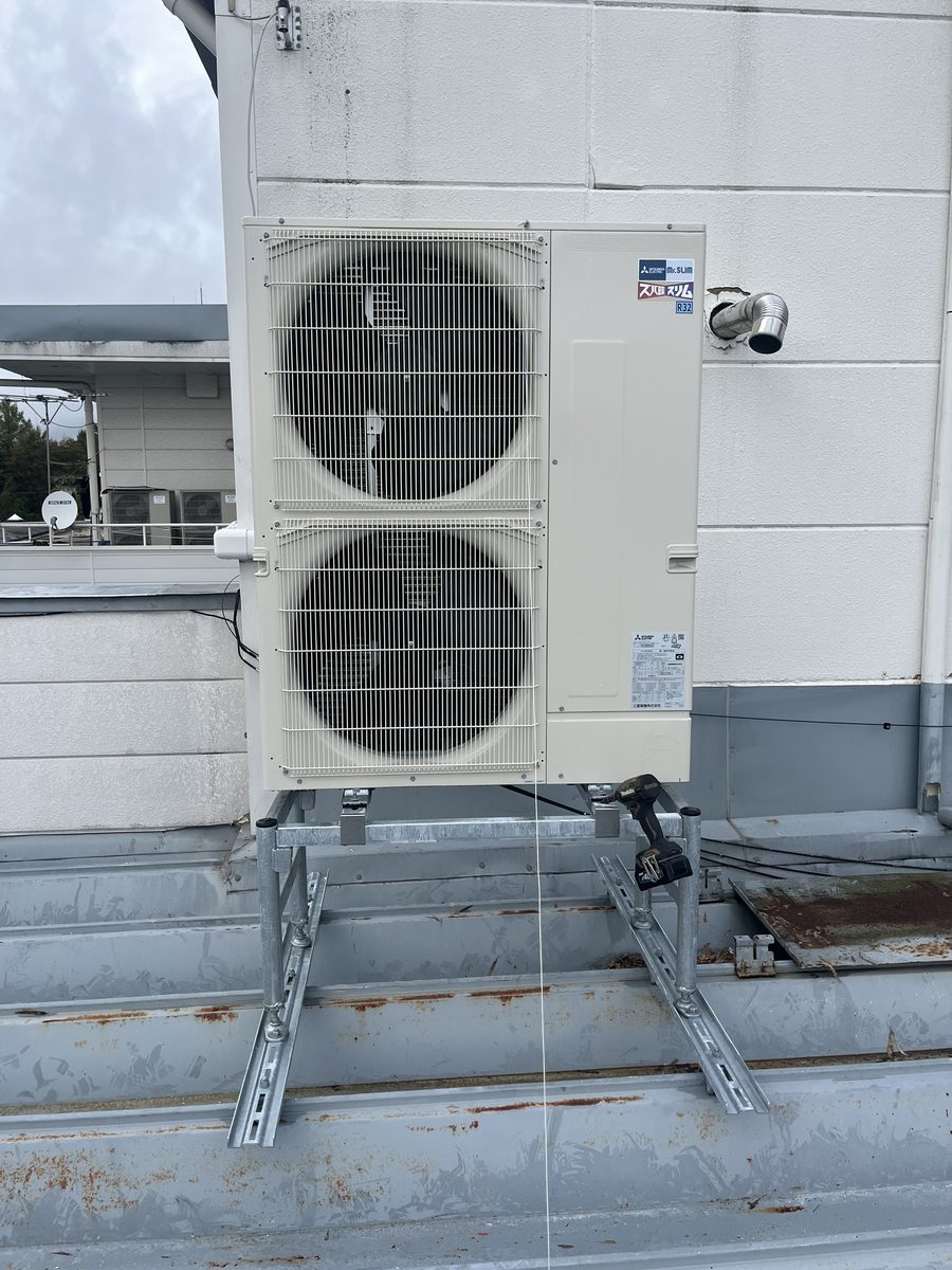 新しい三菱ズバ暖の室外機と架台